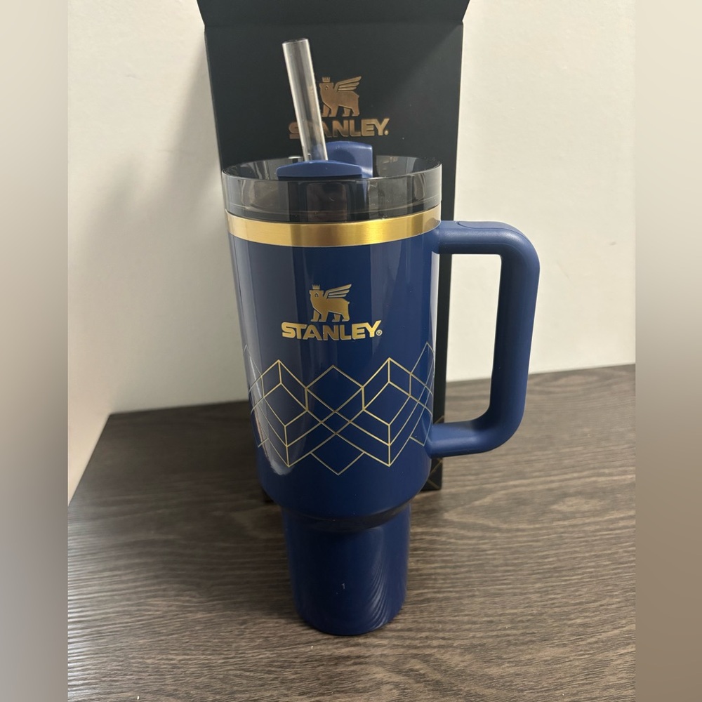 NEW in Original Box Stanley 40 oz Flowstate Tumbler